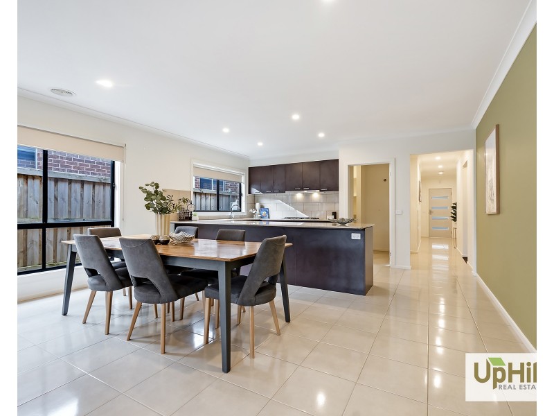 8 Enchantment Way, Clyde VIC 3978