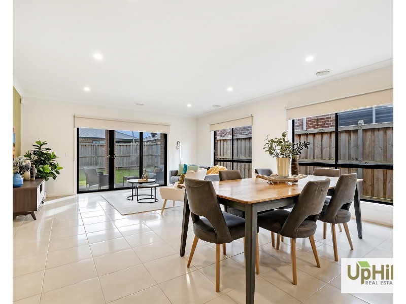 8 Enchantment Way, Clyde VIC 3978