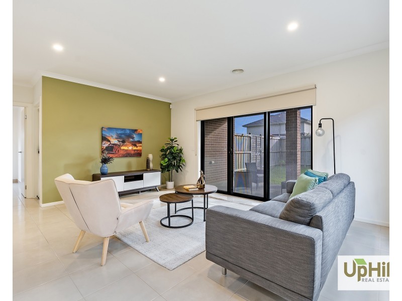 8 Enchantment Way, Clyde VIC 3978