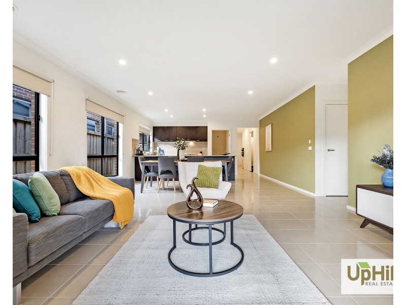 8 Enchantment Way, Clyde VIC 3978