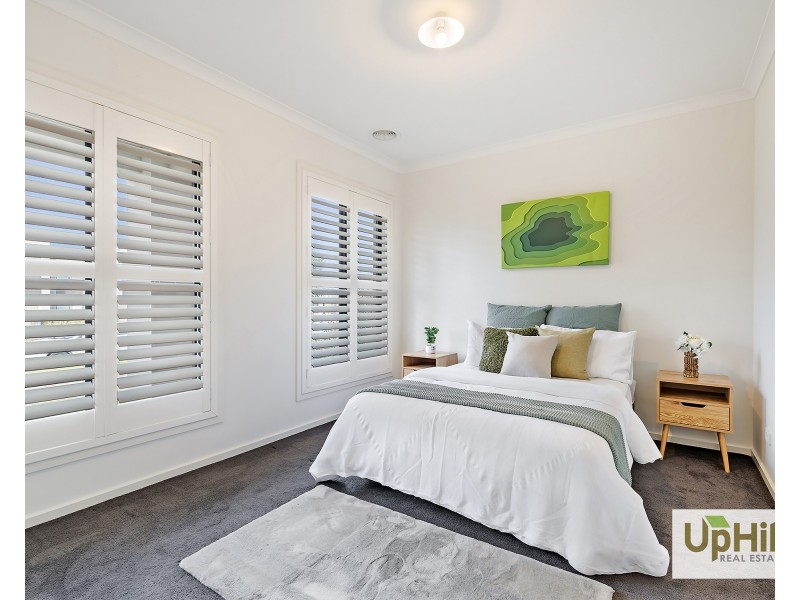 8 Enchantment Way, Clyde VIC 3978