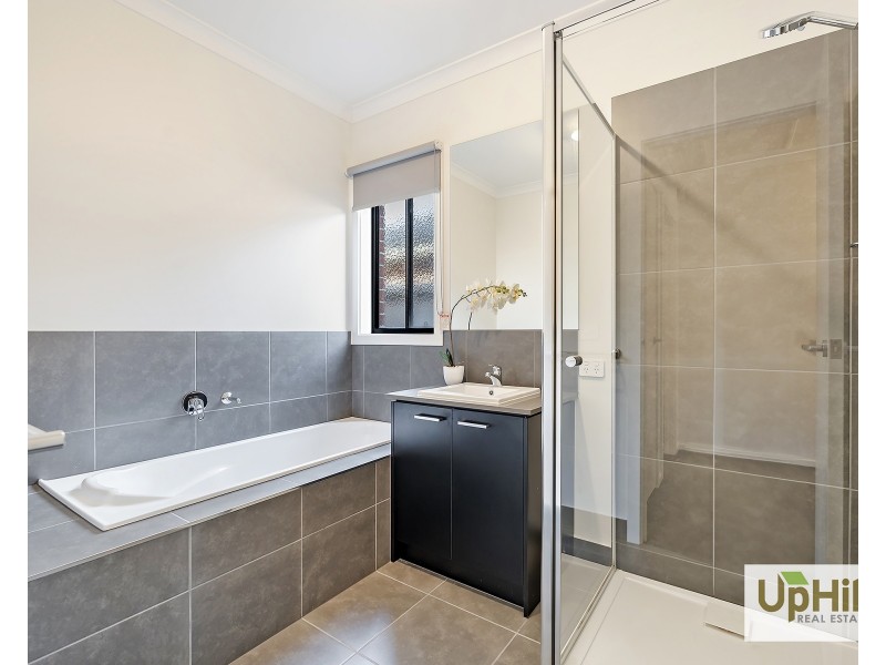 8 Enchantment Way, Clyde VIC 3978