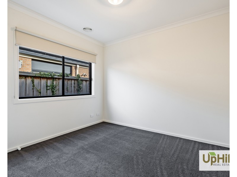 8 Enchantment Way, Clyde VIC 3978