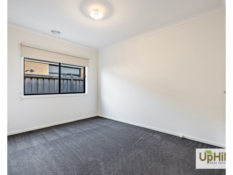 8 Enchantment Way, Clyde VIC 3978