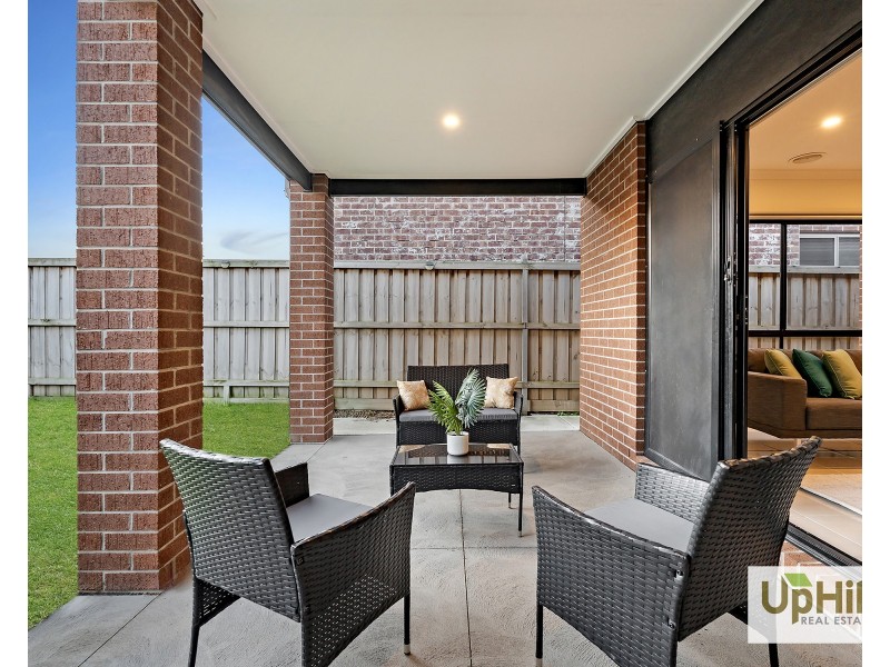 8 Enchantment Way, Clyde VIC 3978