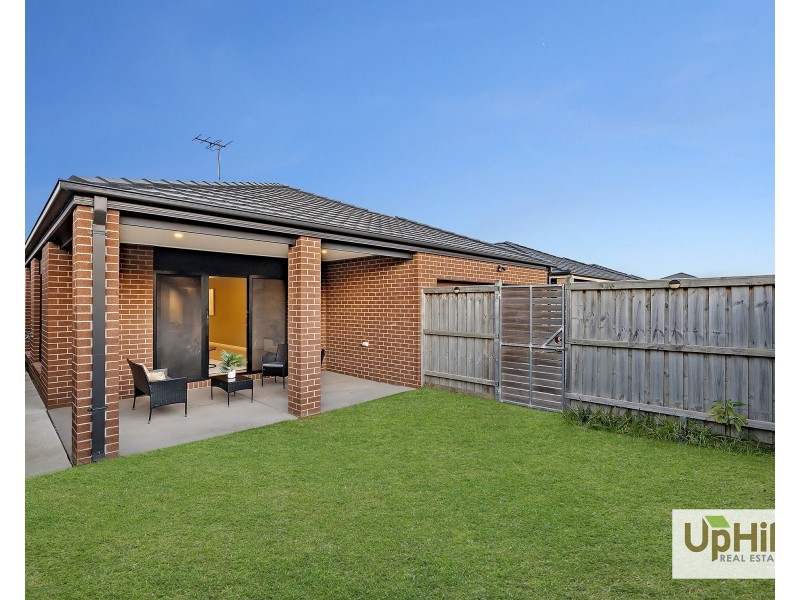 8 Enchantment Way, Clyde VIC 3978