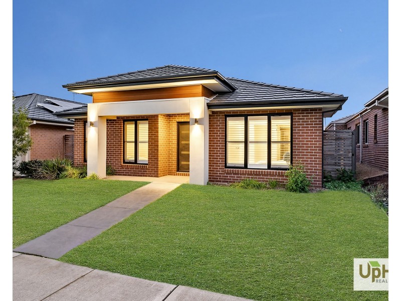 8 Enchantment Way, Clyde VIC 3978