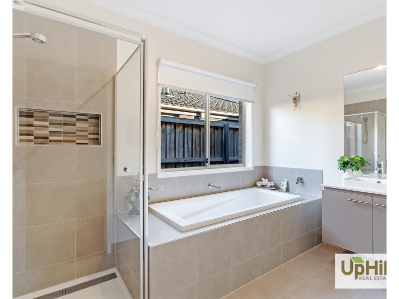 64 Como Parade, Clyde North VIC 3978