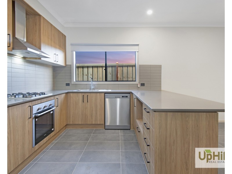 8 Somers Street, Cranbourne East VIC 3977