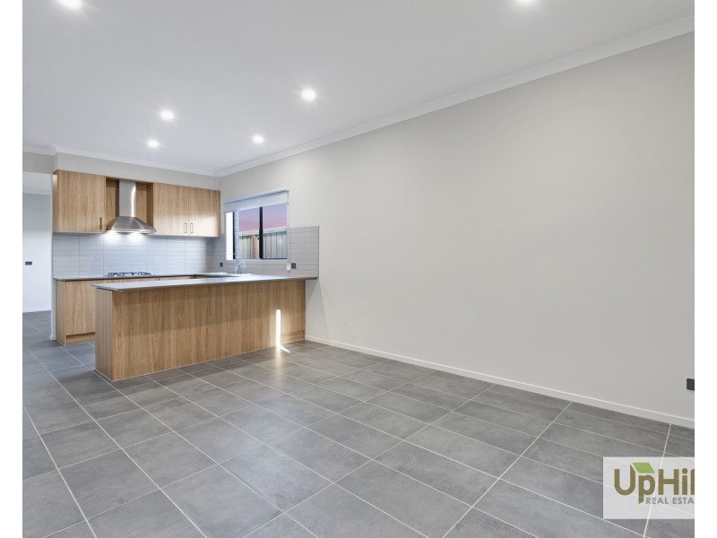 8 Somers Street, Cranbourne East VIC 3977