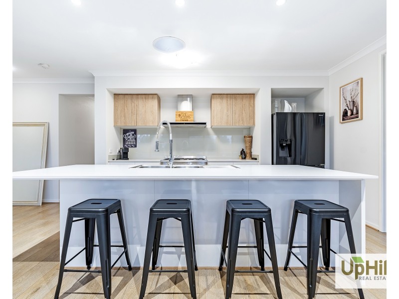 18 Revelwood Way, Clyde North VIC 3978