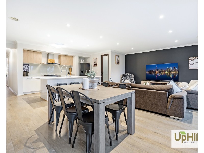 18 Revelwood Way, Clyde North VIC 3978
