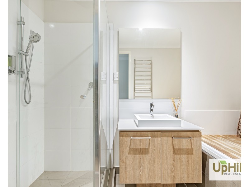 18 Revelwood Way, Clyde North VIC 3978