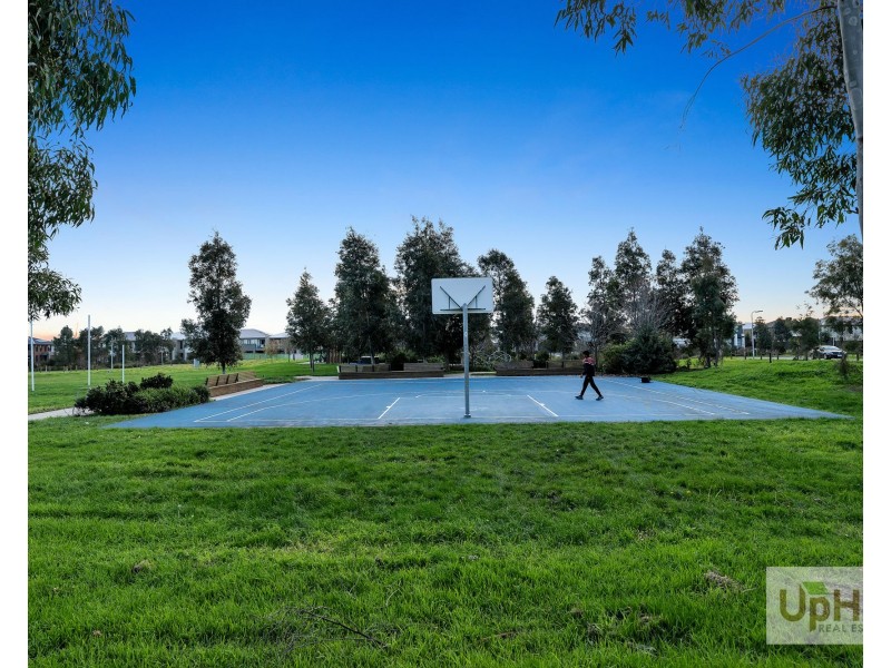 18 Revelwood Way, Clyde North VIC 3978