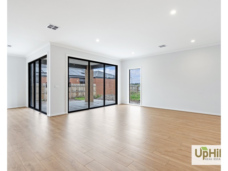 33 Inverloch Avenue, Clyde VIC 3978