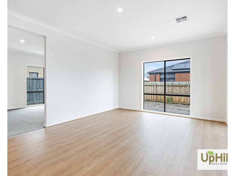 33 Inverloch Avenue, Clyde VIC 3978