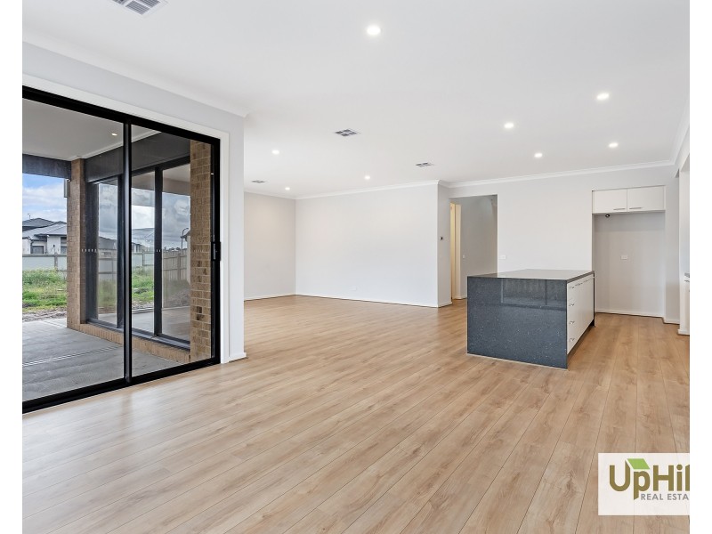 33 Inverloch Avenue, Clyde VIC 3978