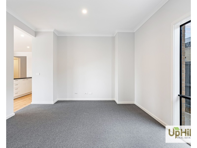 33 Inverloch Avenue, Clyde VIC 3978