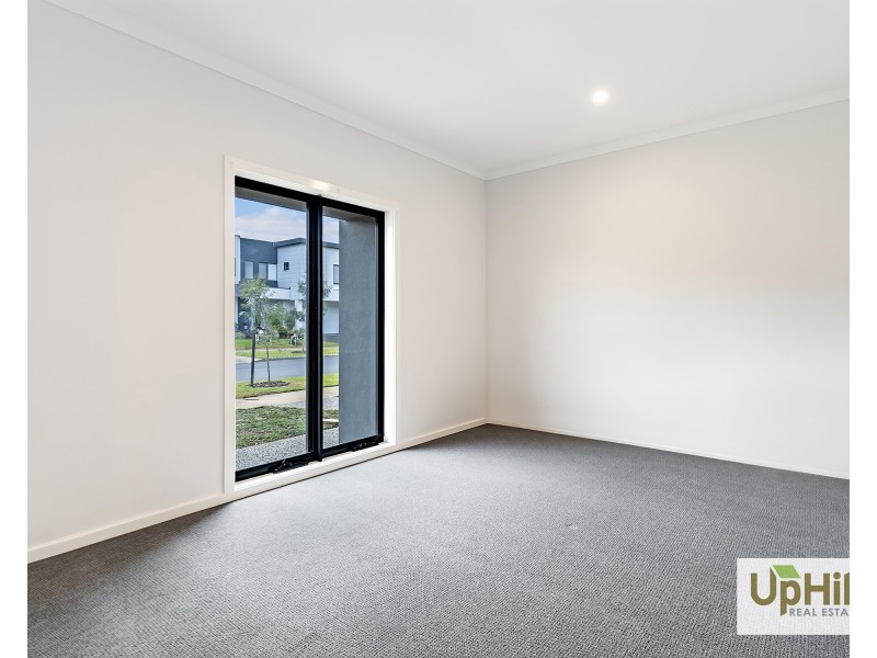 33 Inverloch Avenue, Clyde VIC 3978