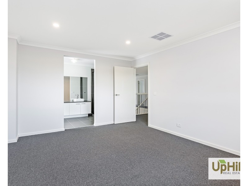 33 Inverloch Avenue, Clyde VIC 3978