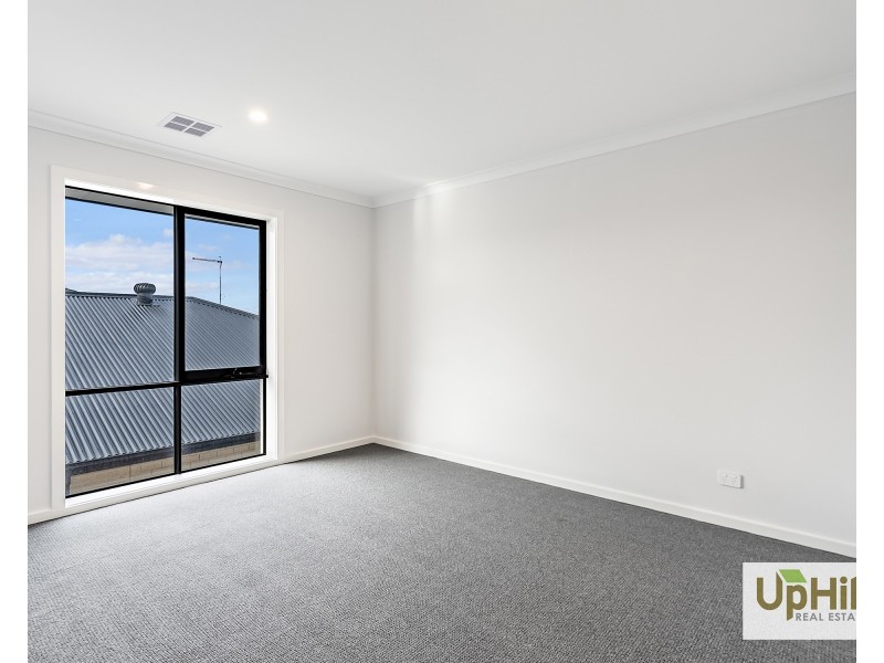 33 Inverloch Avenue, Clyde VIC 3978