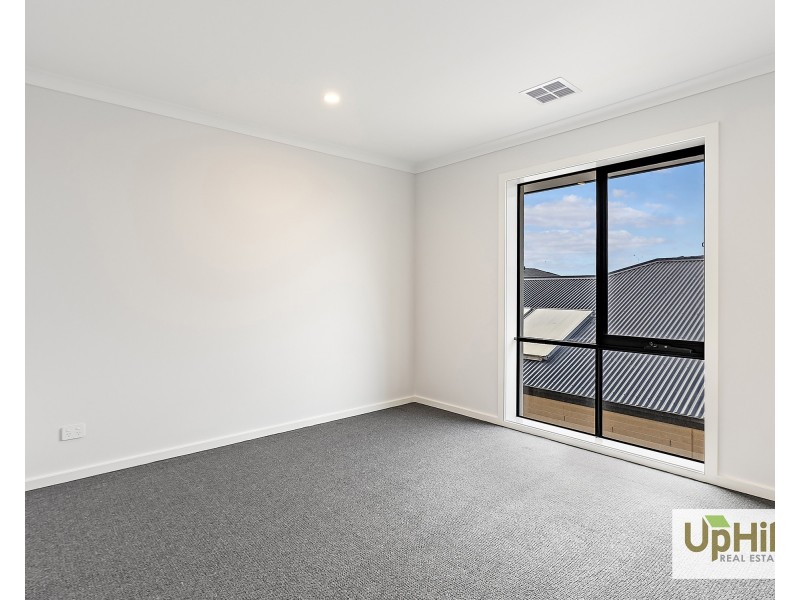 33 Inverloch Avenue, Clyde VIC 3978