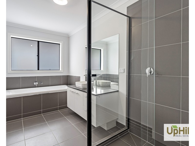 33 Inverloch Avenue, Clyde VIC 3978