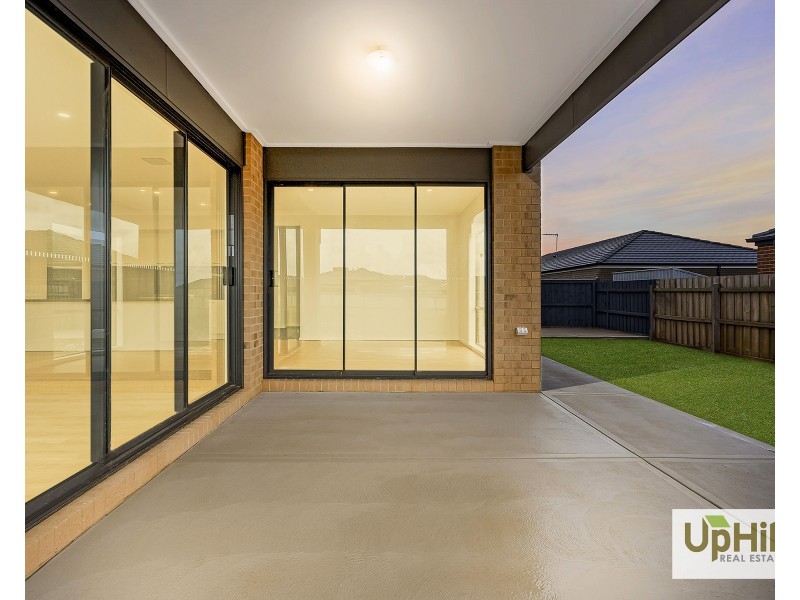 33 Inverloch Avenue, Clyde VIC 3978