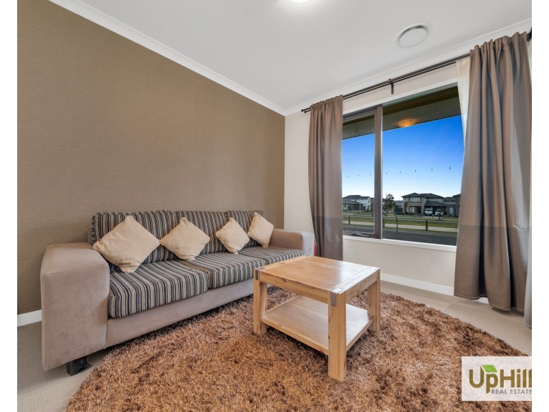 28 Bellhaven Circuit, Clyde North VIC 3978