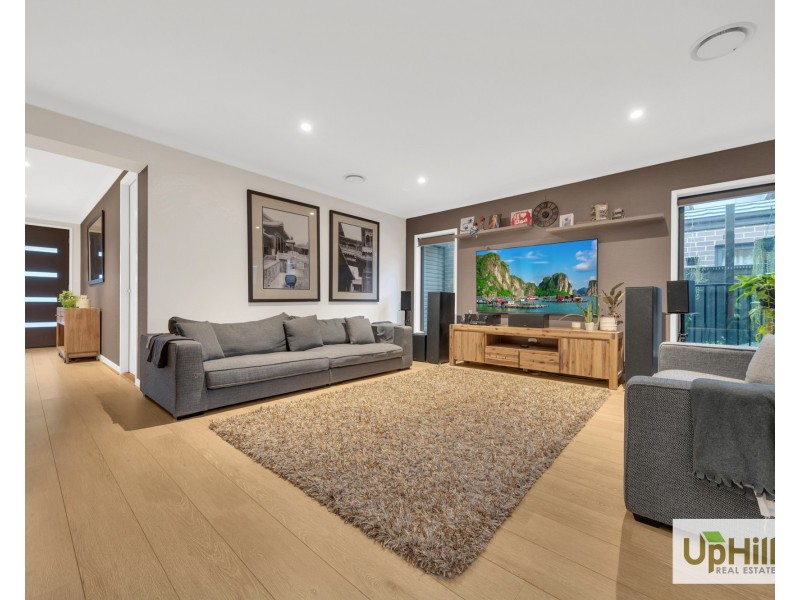 28 Bellhaven Circuit, Clyde North VIC 3978