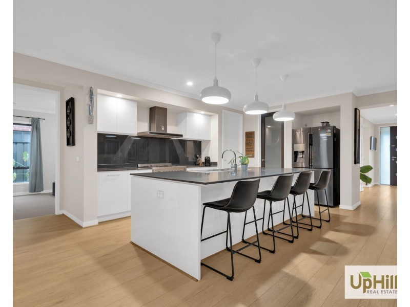 28 Bellhaven Circuit, Clyde North VIC 3978