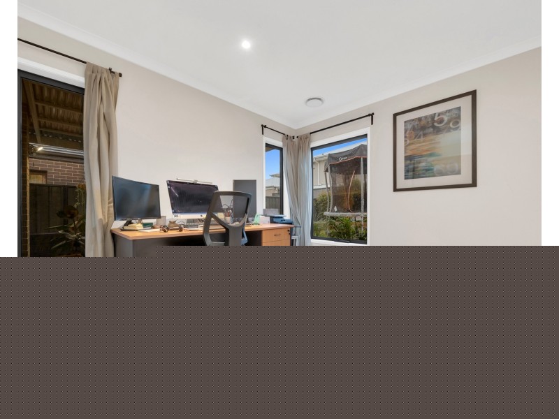 28 Bellhaven Circuit, Clyde North VIC 3978