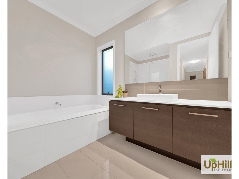 28 Bellhaven Circuit, Clyde North VIC 3978