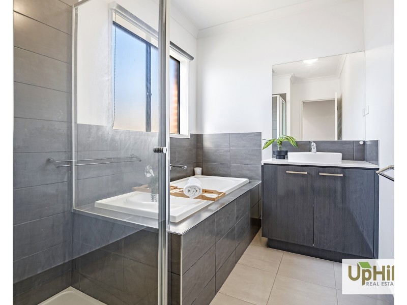 3 Ironstone Street, Cranbourne East VIC 3977