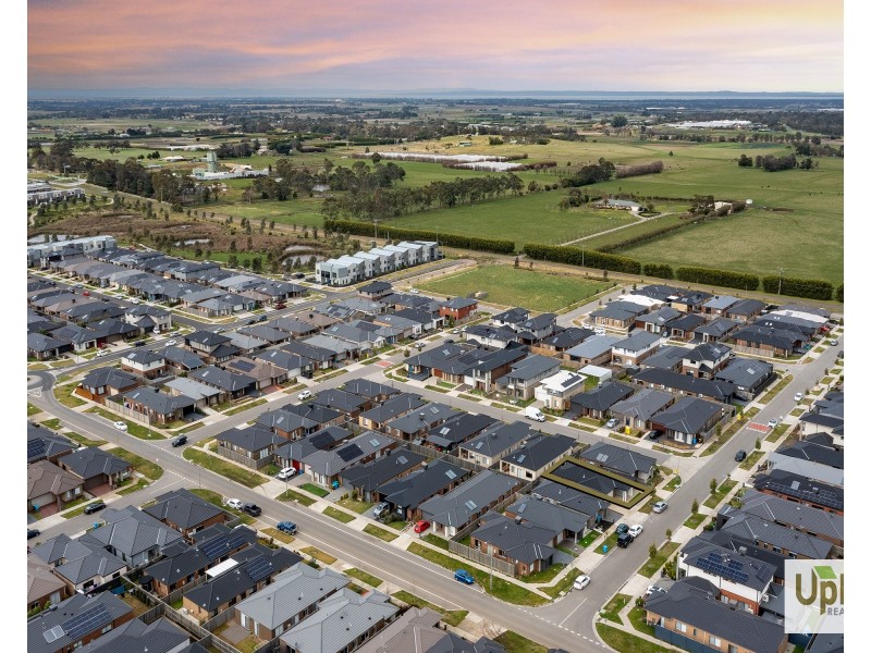 3 Ironstone Street, Cranbourne East VIC 3977