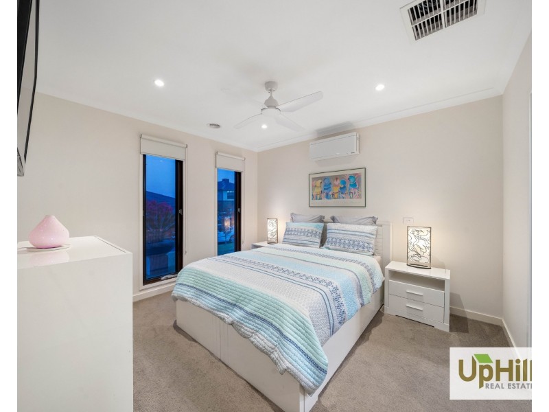 10 Everard Avenue, Clyde North VIC 3978