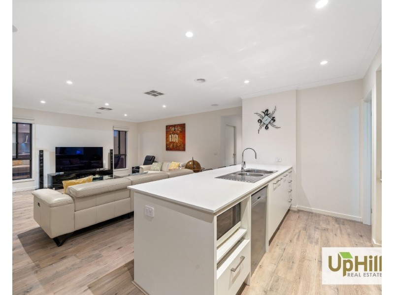 10 Everard Avenue, Clyde North VIC 3978