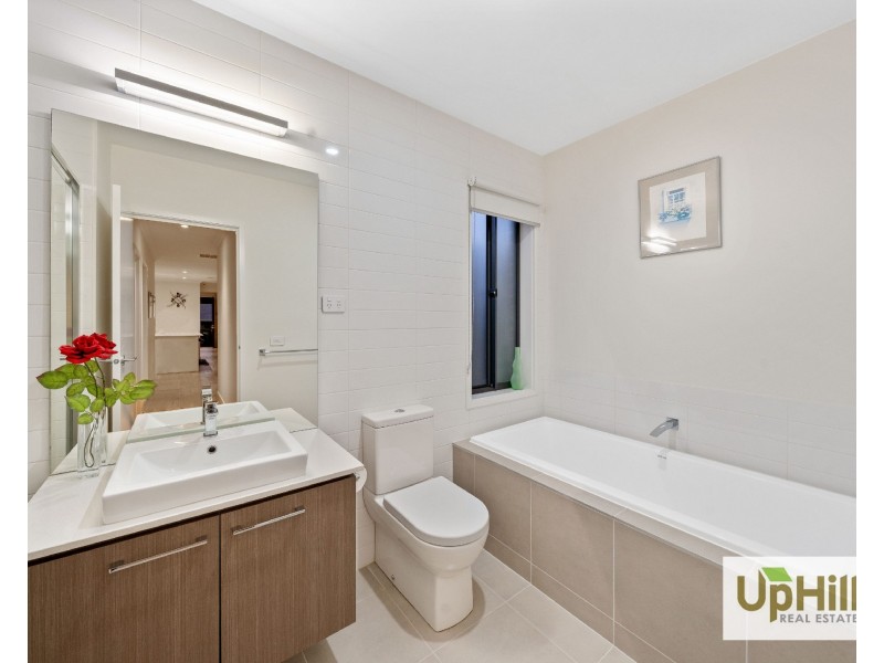 10 Everard Avenue, Clyde North VIC 3978