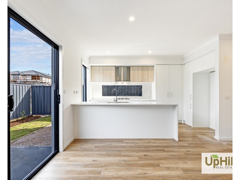 2 Borthwick Parade, Clyde North VIC 3978