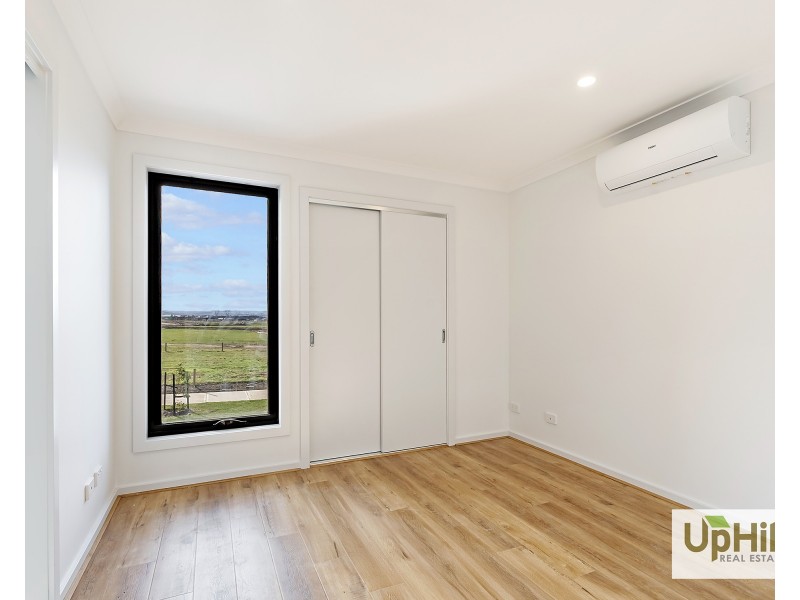 2 Borthwick Parade, Clyde North VIC 3978