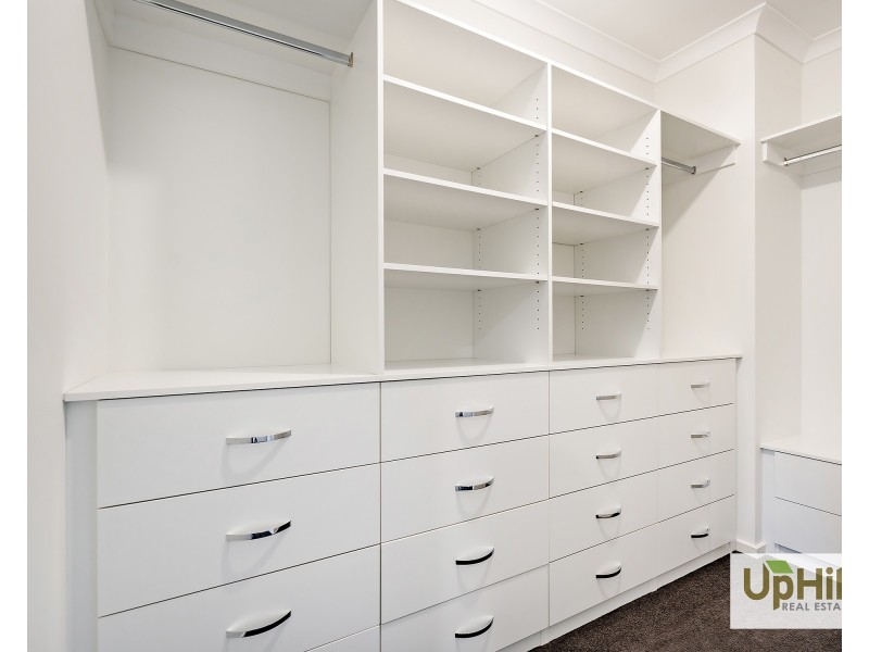 8 Enchantment Way, Clyde VIC 3978
