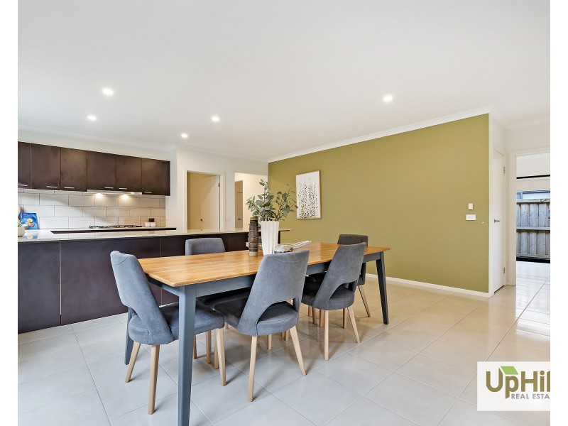 8 Enchantment Way, Clyde VIC 3978