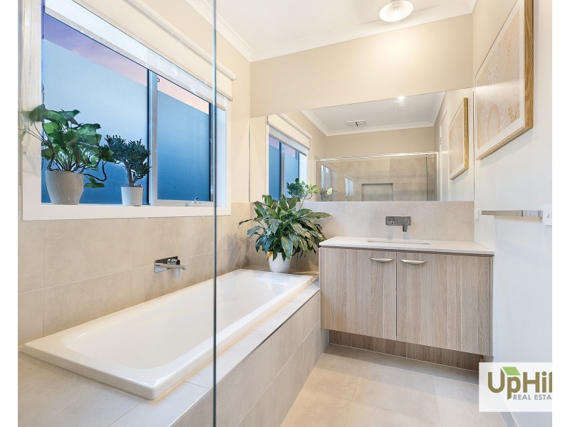 36 Vielo Circuit, Clyde North VIC 3978