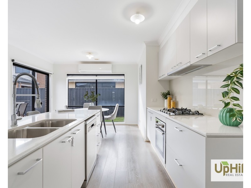 15 Dressen Way, Clyde North VIC 3978