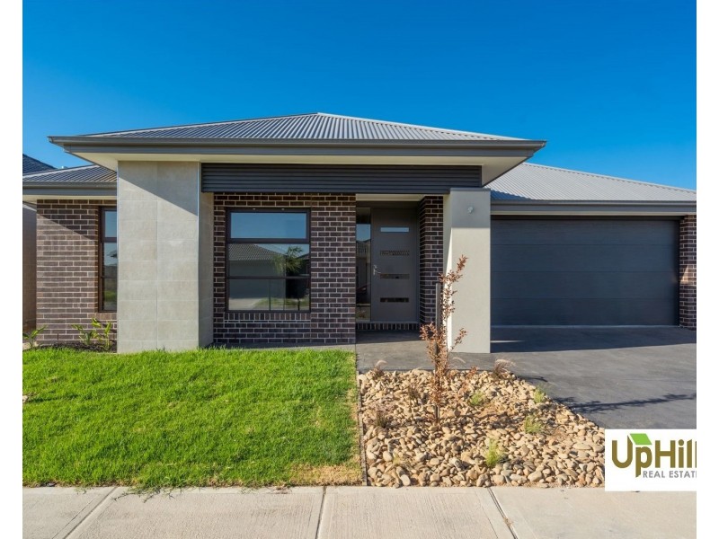 29 Cavern Boulevard, Clyde North VIC 3978