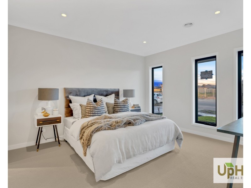 29 Cavern Boulevard, Clyde North VIC 3978