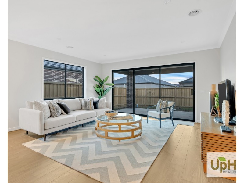 29 Cavern Boulevard, Clyde North VIC 3978