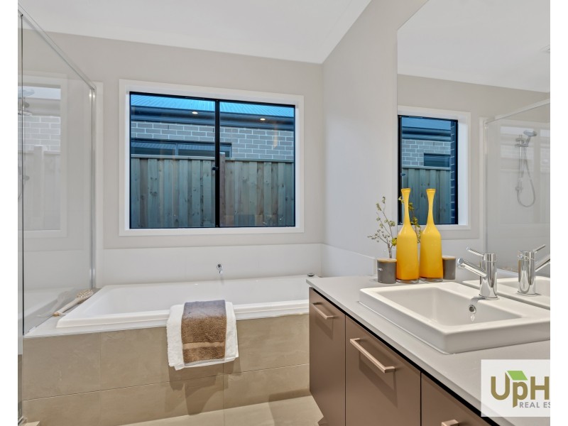 29 Cavern Boulevard, Clyde North VIC 3978