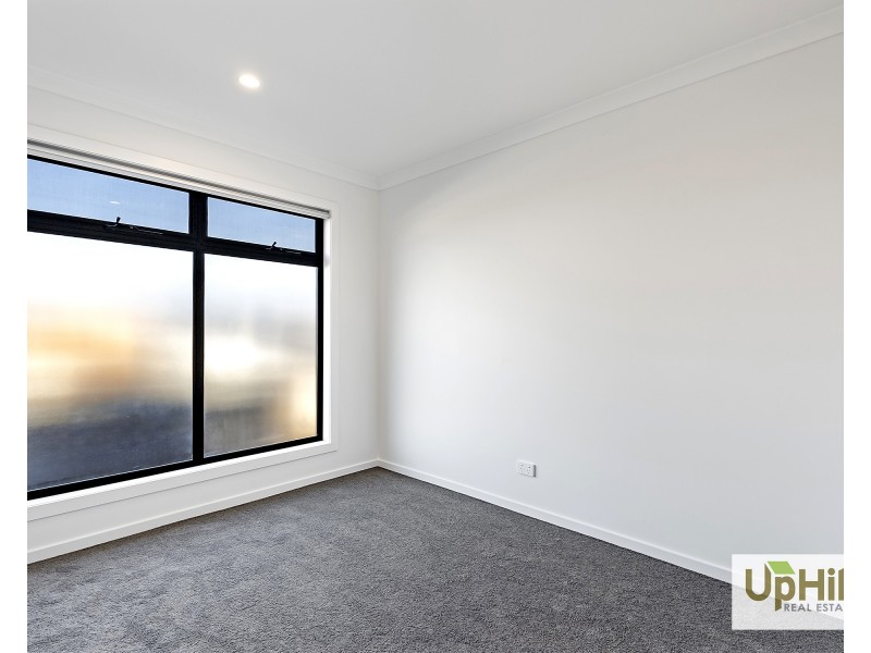 2 Seve Walk, Clyde North VIC 3978