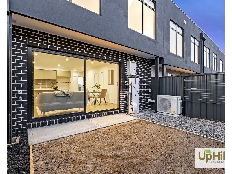 2 Seve Walk, Clyde North VIC 3978